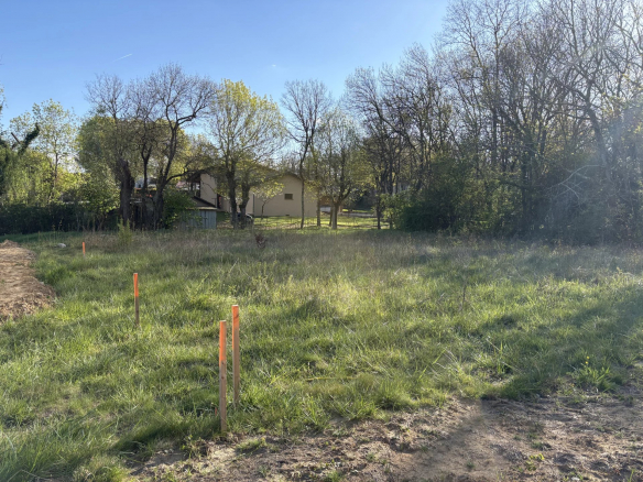 LA SALVETAT ST GILLES - TERRAIN 1 108 m2