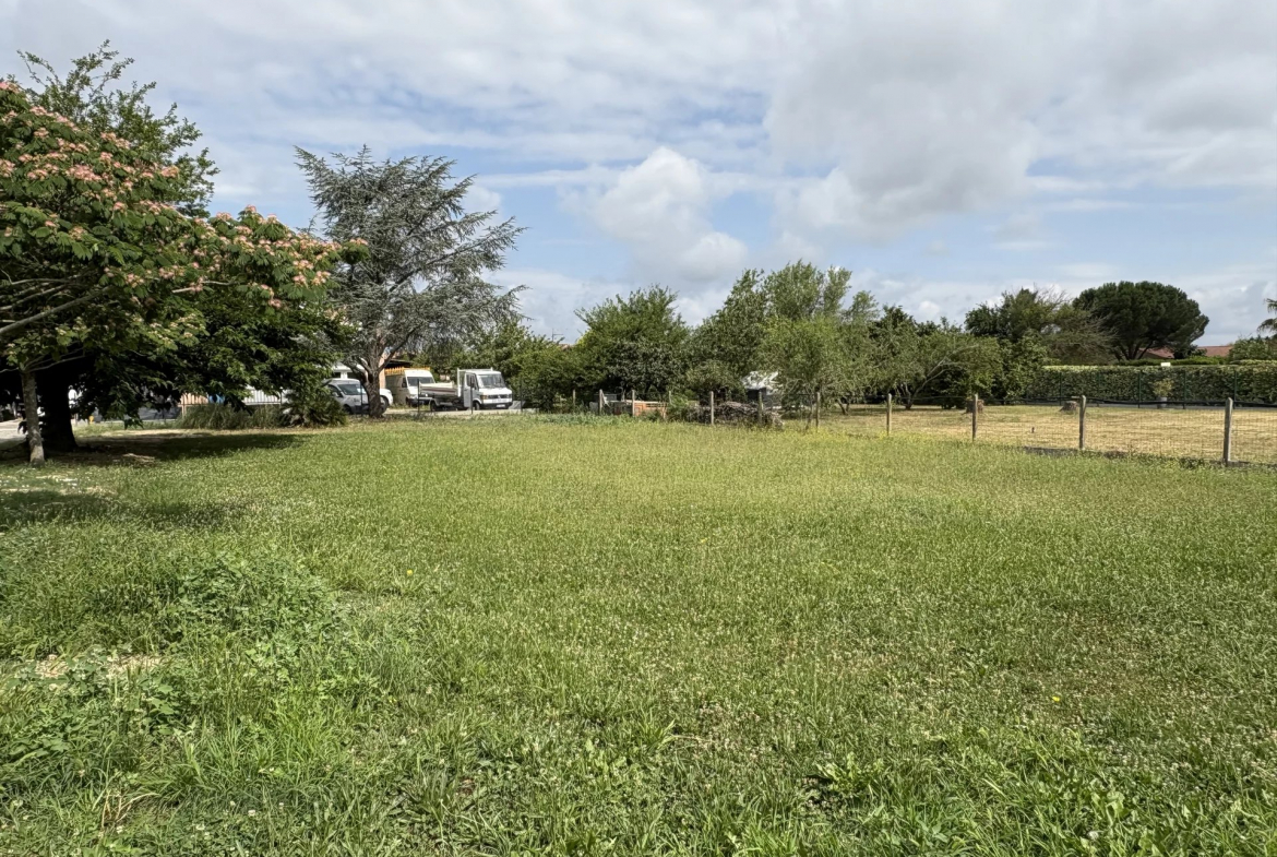 LA SALVETAT SAINT GILLES - TERRAIN VIABILISÉ 789 m2