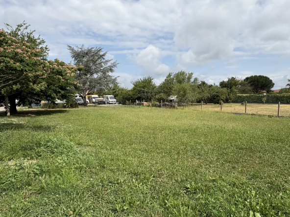 LA SALVETAT SAINT GILLES - TERRAIN VIABILISÉ 789 m2