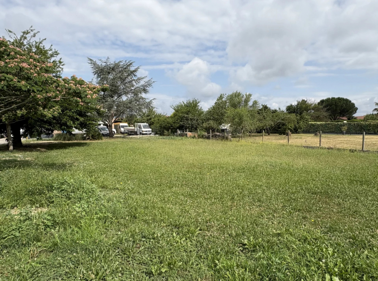 LA SALVETAT SAINT GILLES - TERRAIN VIABILISÉ 789 m2