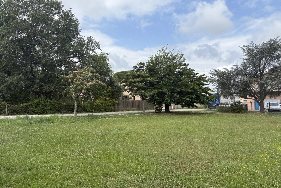 LA SALVETAT SAINT GILLES - TERRAIN VIABILISÉ 789 m2