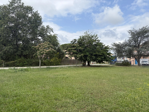 LA SALVETAT SAINT GILLES - TERRAIN VIABILISÉ 789 m2