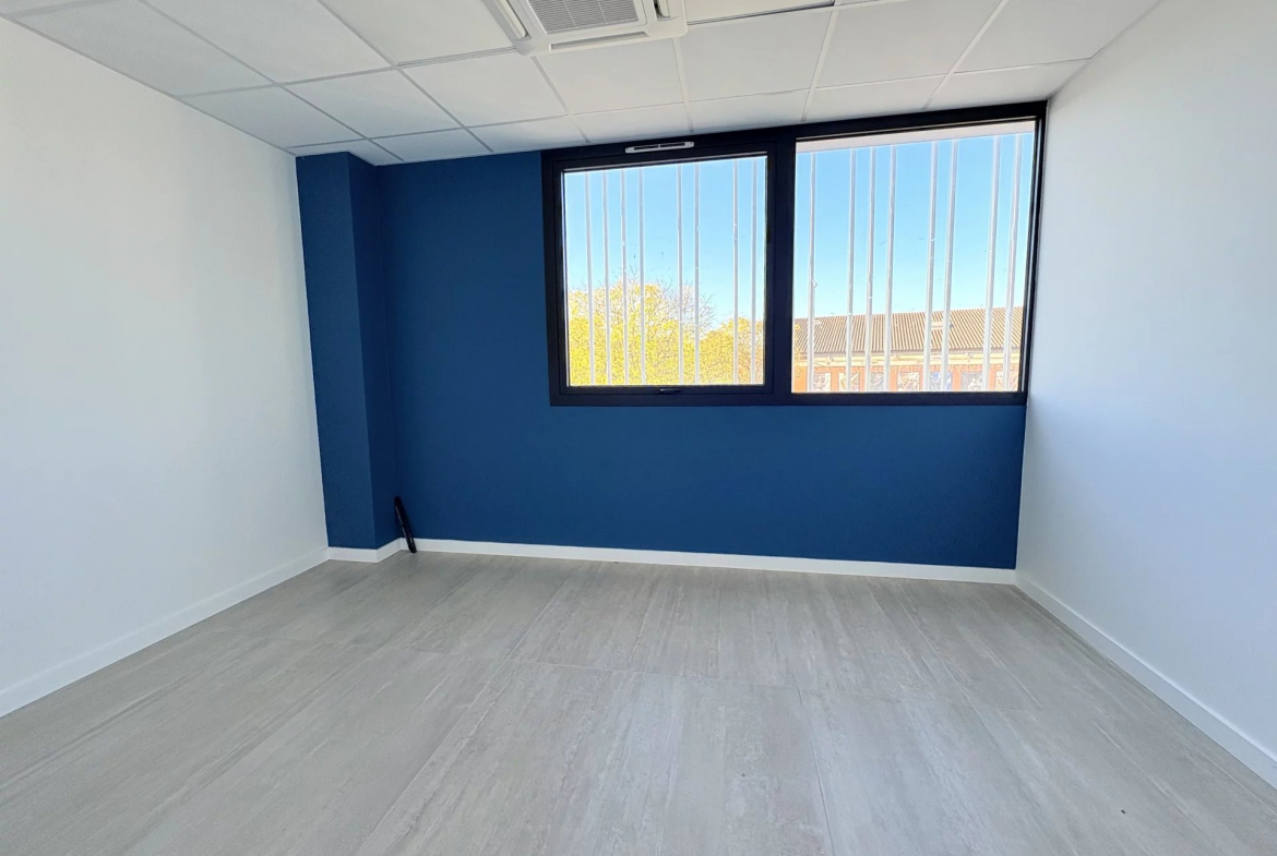 Location Bureau 68m2 - La Salvetat - St - Gilles