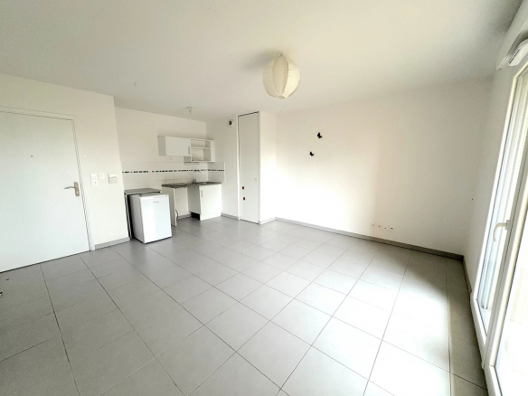 LA SALVETAT ST GILLES - APPARTEMENT  T2 avec balcon et parking