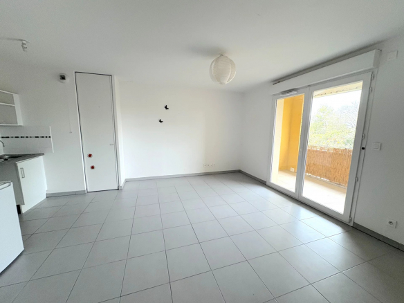 LA SALVETAT ST GILLES - APPARTEMENT  T2 avec balcon et parking