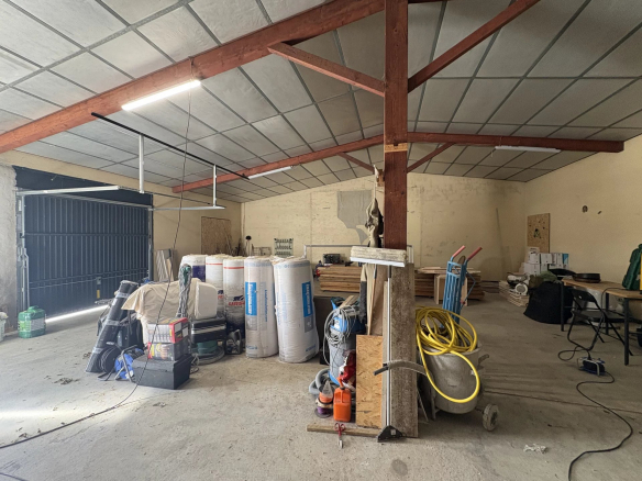 LA SALVETAT SAINT GILLES - HANGAR avec sanitaire