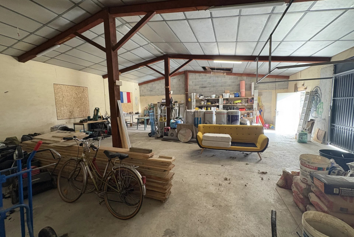 LA SALVETAT SAINT GILLES - HANGAR avec sanitaire