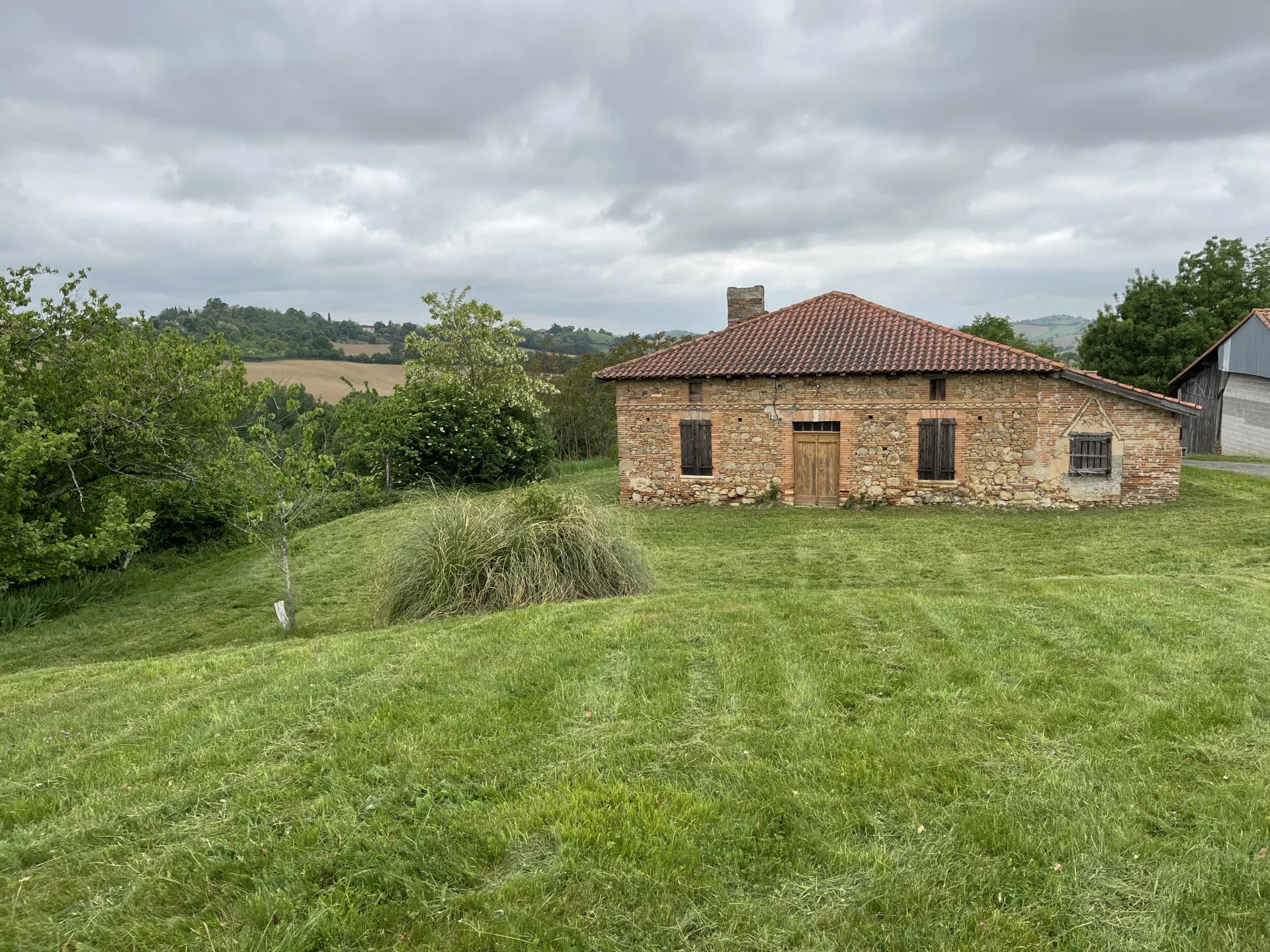 10 KM DE RIEUMES- FERME & GRANGE