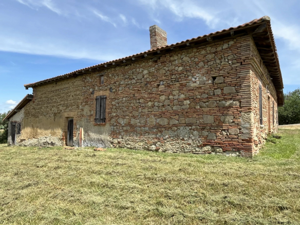 10 KM DE RIEUMES- FERME & GRANGE